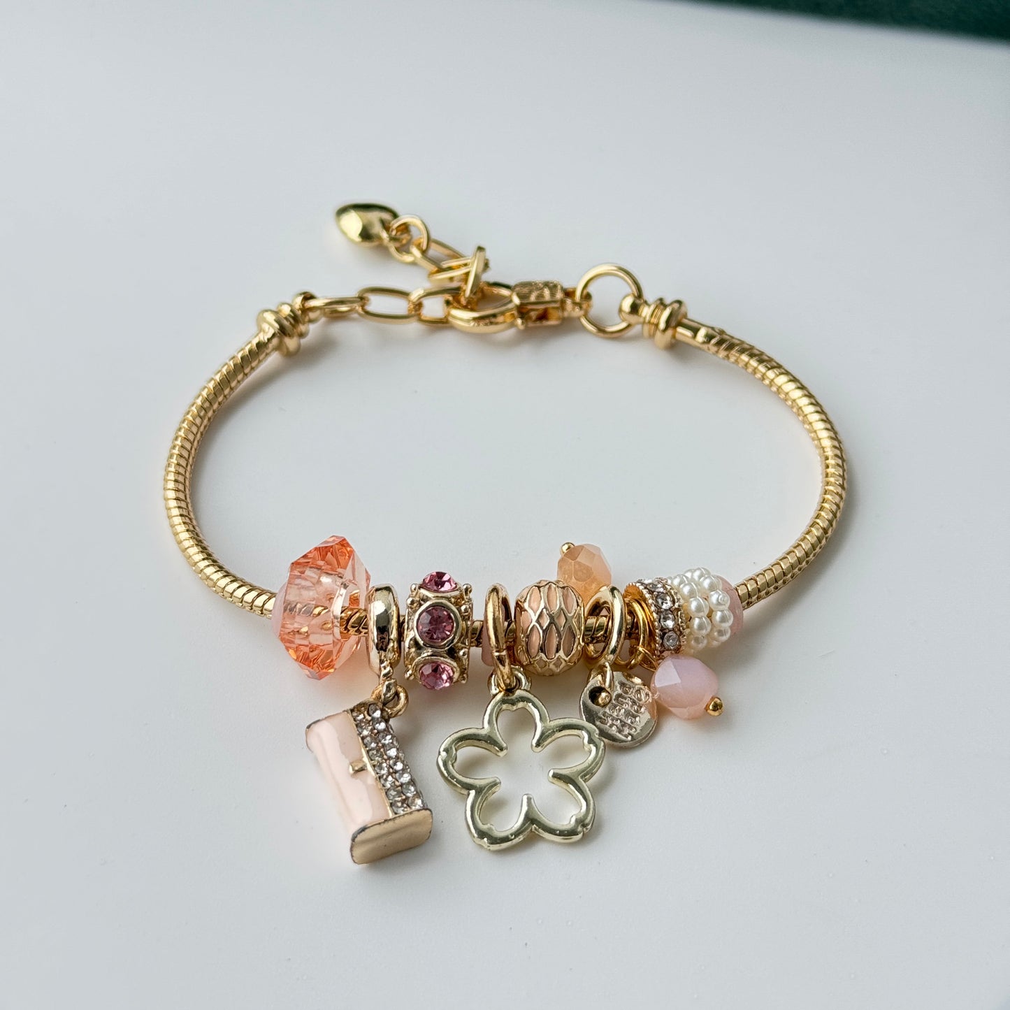 Gold Charm Clover Bracelet – Beaded Chain with Crystal & Pearl Accents  📖 Description