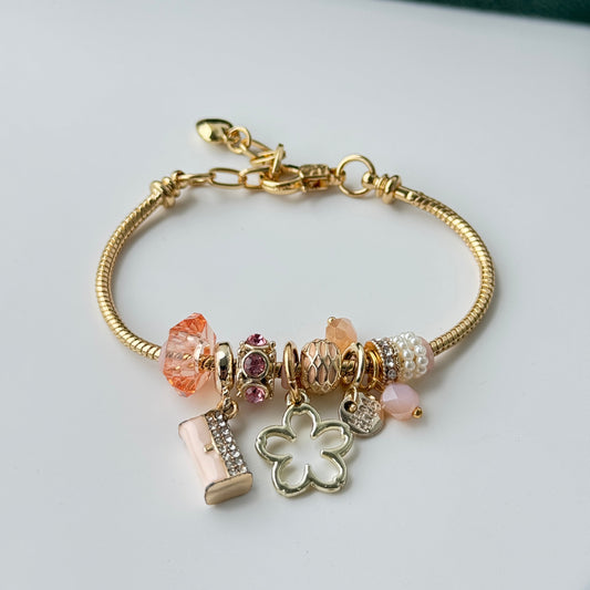 Gold Charm Clover Bracelet – Beaded Chain with Crystal & Pearl Accents  📖 Description