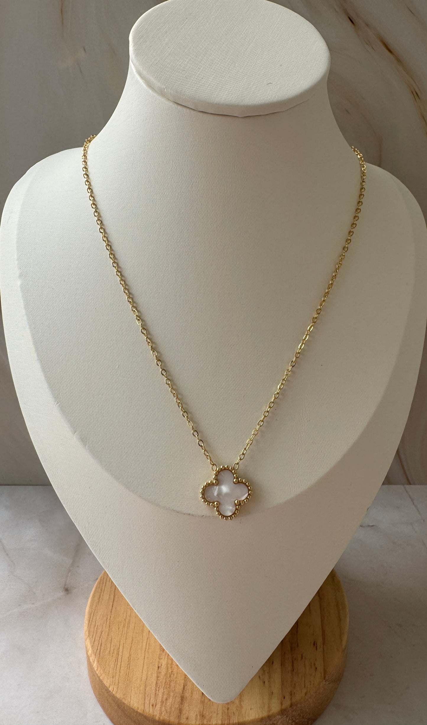 White Clover Pendant Necklace – Gold Cable Chain with Lucky Charm