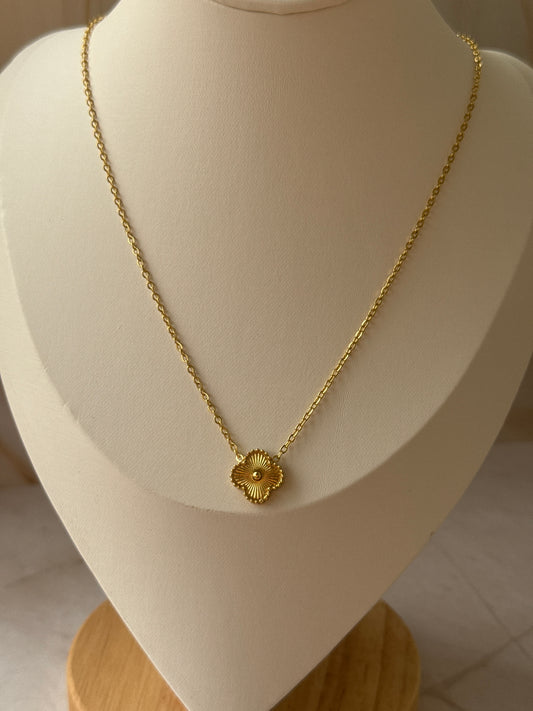 Gold Clover Pendant Necklace – Textured Lucky Charm Pendant